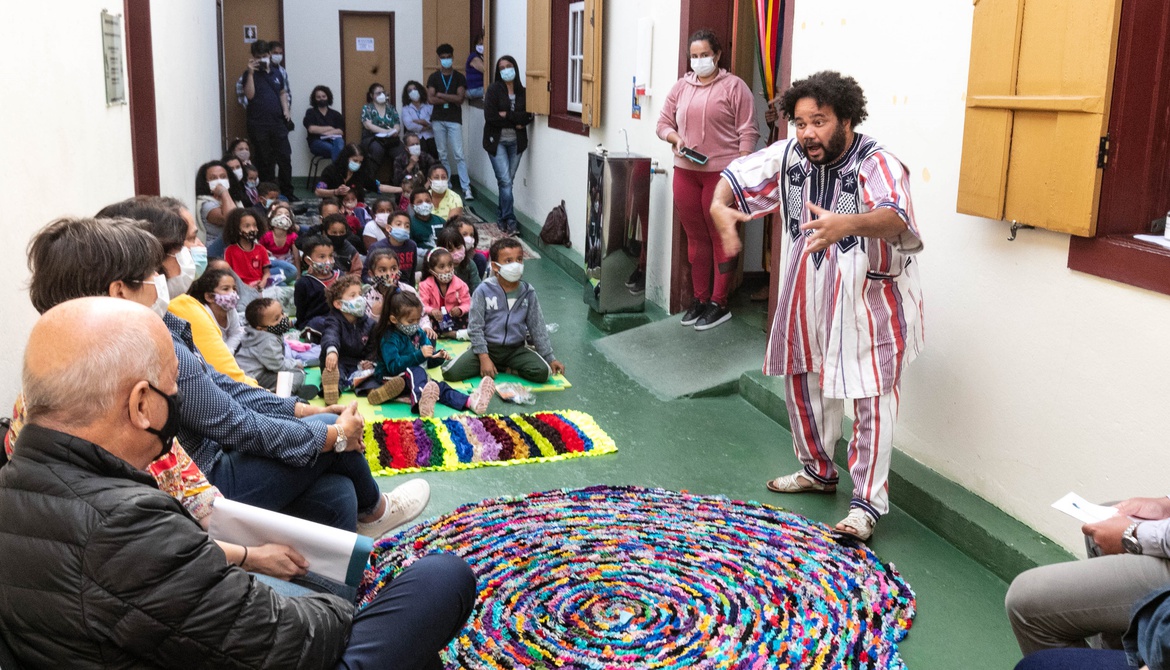 CRIANÇAS SE ENCANTAM COM APRESENTAÇÃO CULTURAL NA BIBLIOTECA PÚBLICA DE OURO PRETO