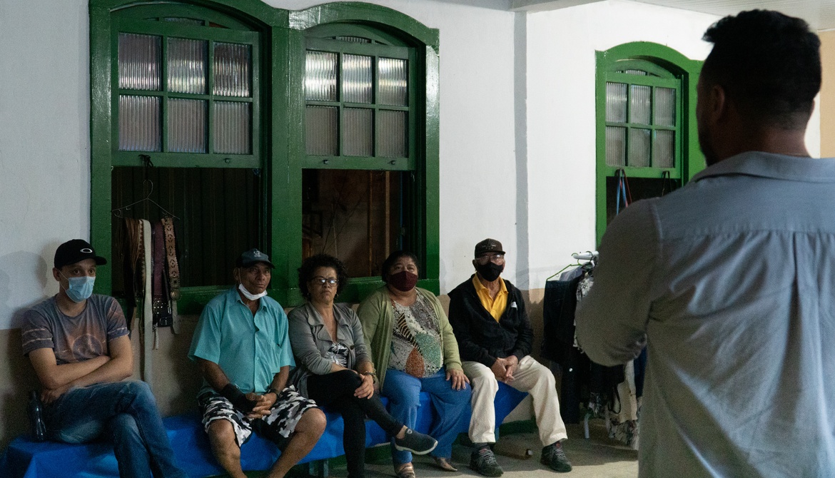 EQUIPE DA SANEOURO SE REÚNE COM MORADORES DO MORRO DO CRUZEIRO