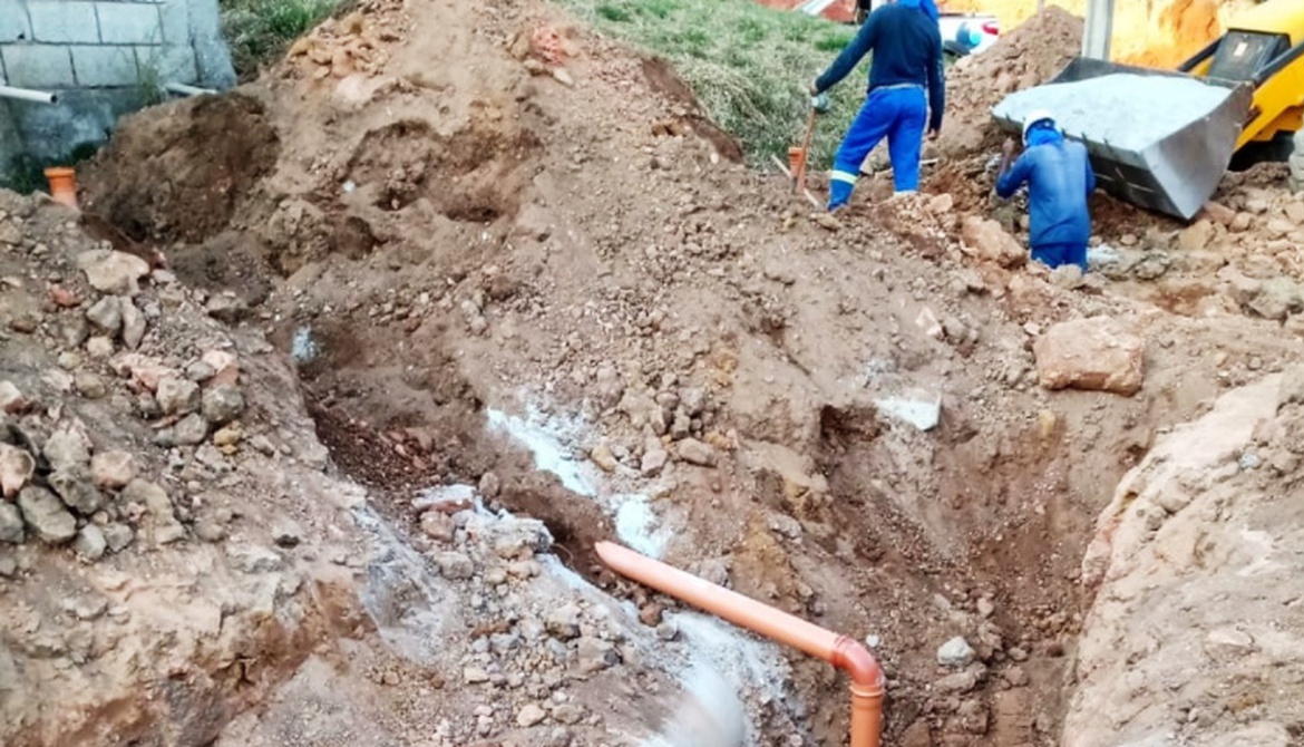 Início da obra de construção de rede de esgoto em Cachoeira do Campo